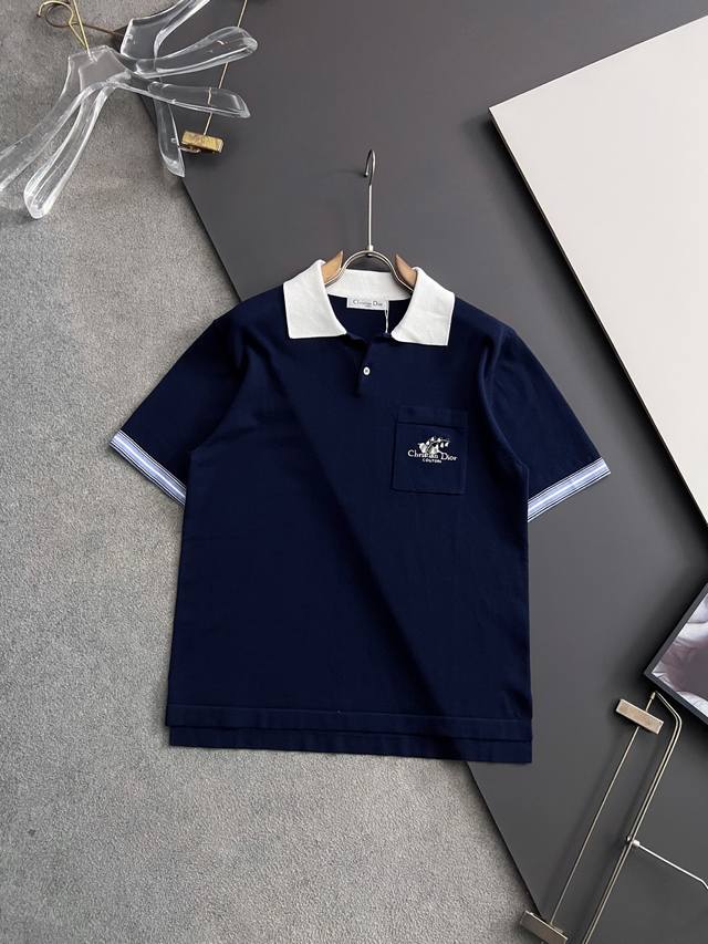 品质元单、Cd*2025新款系列针织短袖T恤全新支数16针羊毛初剪面料，轻薄柔软 手感顺滑舒适透气，上身效果极佳，胸前Logo提花工艺 整体简洁设计时尚大气，细