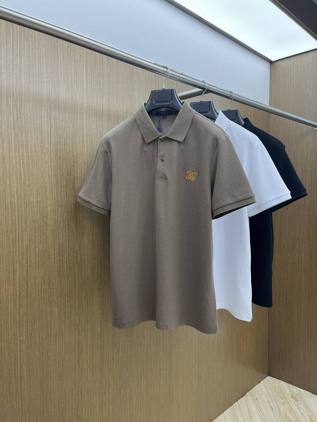 新款 Lv 2570春夏新款男士短袖polo衫，品牌最新设计元素！既不单调也不复杂,恰到好处的展现品味！客供顶级定制珠地棉面料！舒适吸汗透气根本不在话下,面料独