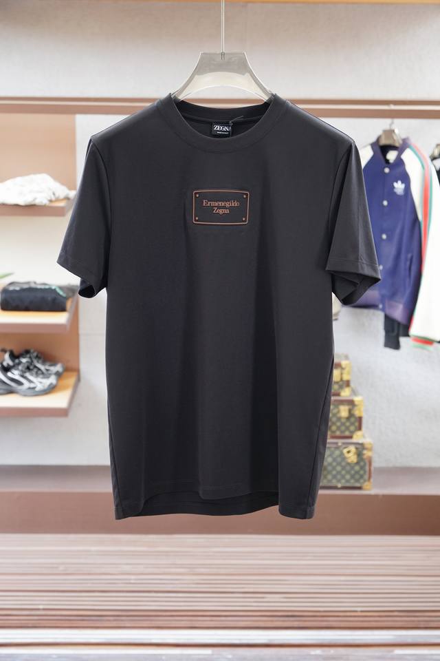 杰尼亚 25Ss春夏新款来袭～～～作为新贵的首选 整体的设计颇具时尚感 今天推荐他家25年旅行系列短袖T恤 让整体更加时尚 看似简单T恤 细节上处处都体现工匠精