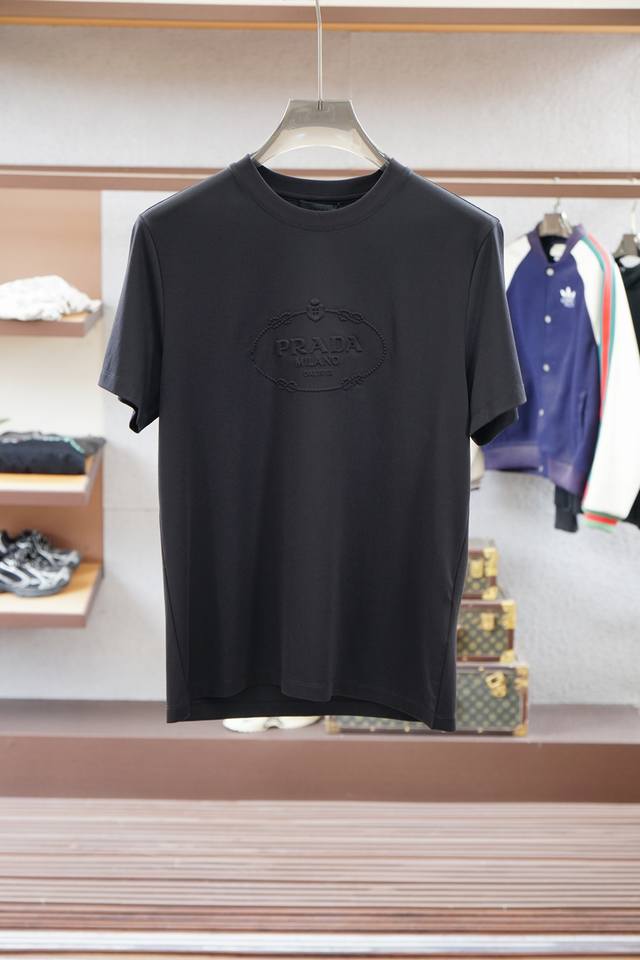 prada 普拉达- 25Ss春夏新款来袭～～～作为新贵的首选 整体的设计颇具时尚感 今天推荐他家25年旅行系列短袖T恤 让整体更加时尚 看似简单T恤 细节上处