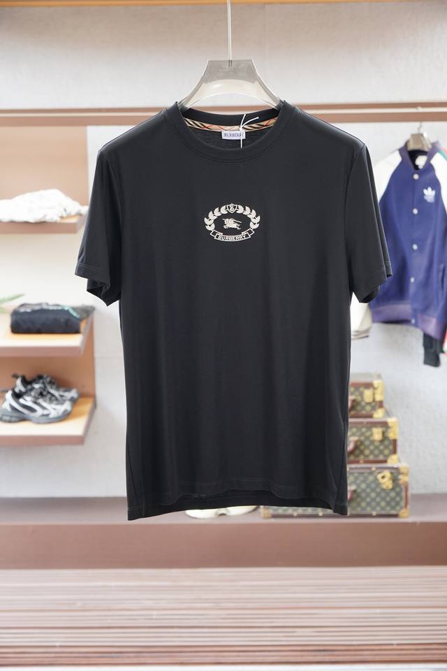 Bbr巴宝莉 25Ss春夏新款来袭～～～作为新贵的首选 整体的设计颇具时尚感 今天推荐他家25年旅行系列短袖T恤 让整体更加时尚 看似简单T恤 细节上处处都体现