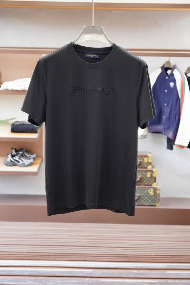 Lv-路易威登- 25Ss春夏新款来袭～～～作为新贵的首选 整体的设计颇具时尚感 今天推荐他家25年旅行系列短袖T恤 让整体更加时尚 看似简单T恤 细节上处处都
