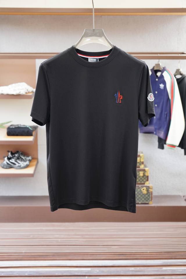 蒙口- 25Ss春夏新款来袭～～～作为新贵的首选 整体的设计颇具时尚感 今天推荐他家25年旅行系列短袖T恤 让整体更加时尚 看似简单T恤 细节上处处都体现工匠精