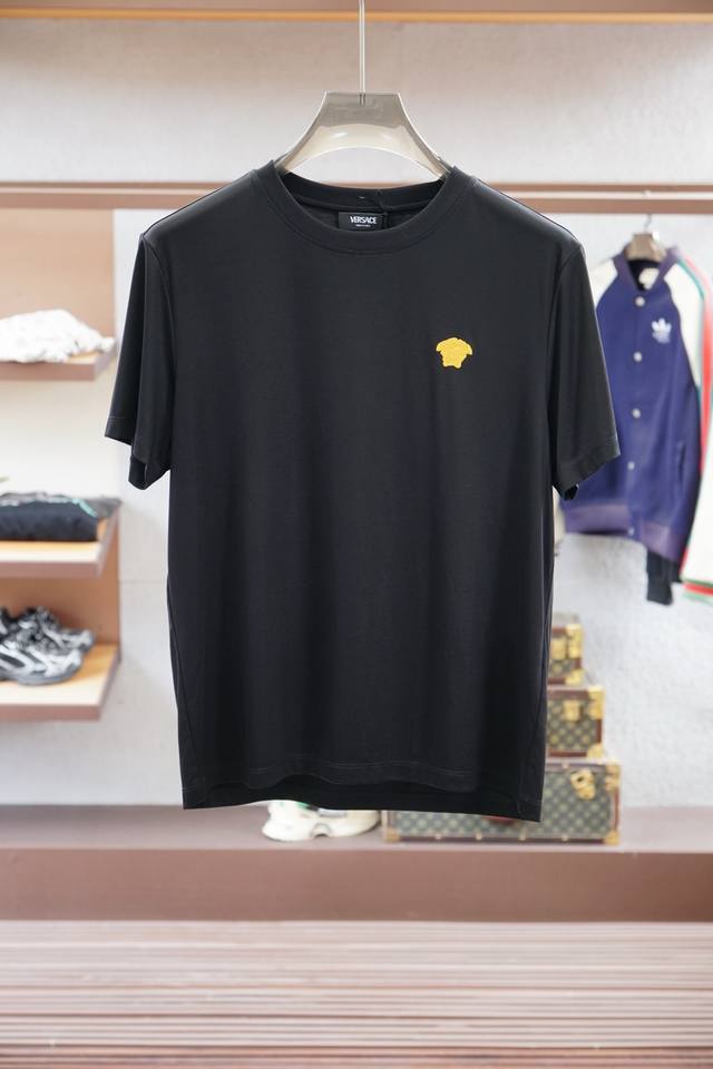 Versace-范思哲- 25Ss春夏新款来袭～～～作为新贵的首选 整体的设计颇具时尚感 今天推荐他家25年旅行系列短袖T恤 让整体更加时尚 看似简单T恤 细节