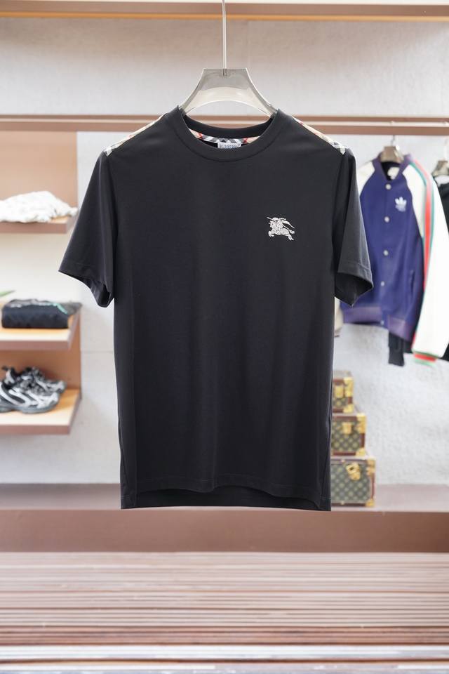 Bbr巴宝莉- 25Ss春夏新款来袭～～～作为新贵的首选 整体的设计颇具时尚感 今天推荐他家25年旅行系列短袖T恤 让整体更加时尚 看似简单T恤 细节上处处都体