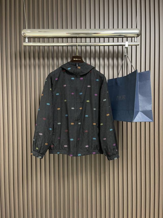 Gucci 2025Ss新款彩色切丝提花夹克，2025早秋系列融汇纹理、图案和色彩，令日常衣橱实现魅力进阶。这款夹克以黑色和彩色切丝匠心打造，通体缀饰切丝，尽释