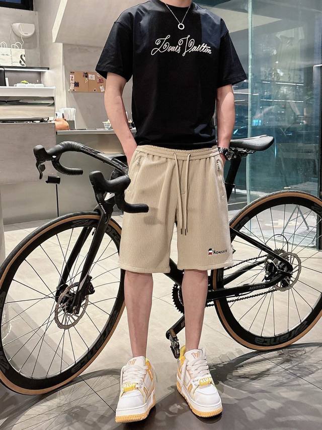 蒙口 2025Ss夏季新款原单专柜休闲短裤，奢华经典品牌原版Logo配饰 专柜热销款 身穿着非常舒适 低调不失奢华 穿出去非常有档次 裤型款式和裁剪亦无需多言