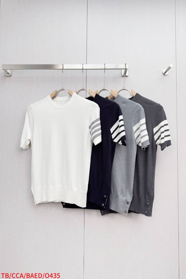 O435 Tb 经典四杠冰丝圆领短袖 针织羊毛混纺冰丝手感圆领衫半袖四条杠条纹夏季 毛料高支薄款透气舒适高柔软度 袖口下摆纹路清晰 高清还原细节 采用定织羊毛混