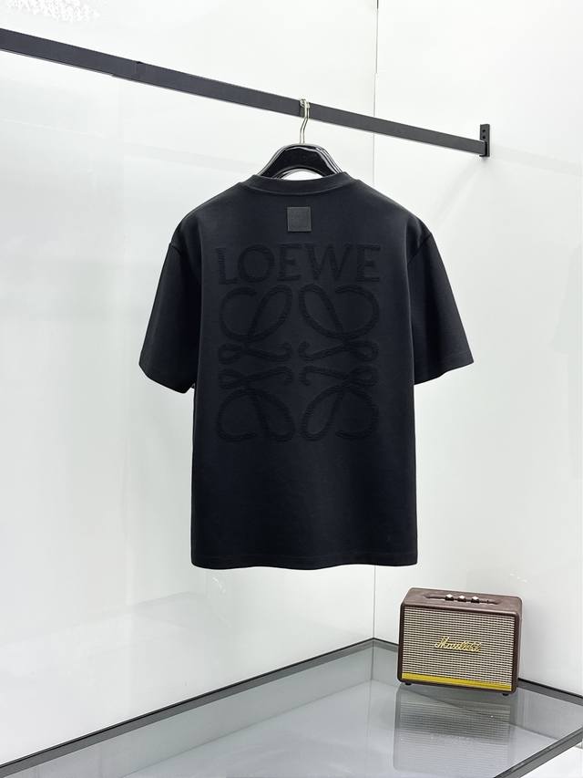 Loew* 顶级货品2025春夏新款首发专柜最新款短袖圆领T恤 高端订制 设计前卫时尚！品牌Logo重工艺设计 高端定制260克面料.手感柔软.穿着舒适.专柜级