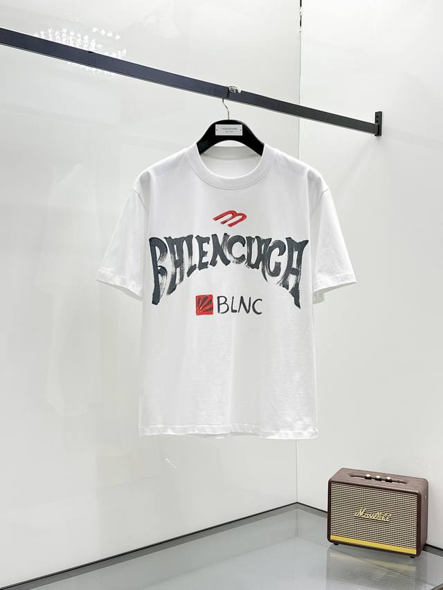 Balen* 顶级货品2025春夏新款首发专柜最新款短袖圆领T恤 高端订制 设计前卫时尚！品牌Logo重工艺设计 高端定制260克面料.手感柔软.穿着舒适.专柜