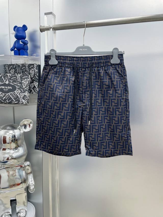 Fen 芬迪 2025Ss春夏满印字母工装休闲短裤 Rr 身穿着非常舒适 低调不失奢华 穿出去非常有档次 裤型款式和裁剪亦无需多言 上身精致跃然 尺码：M-3X