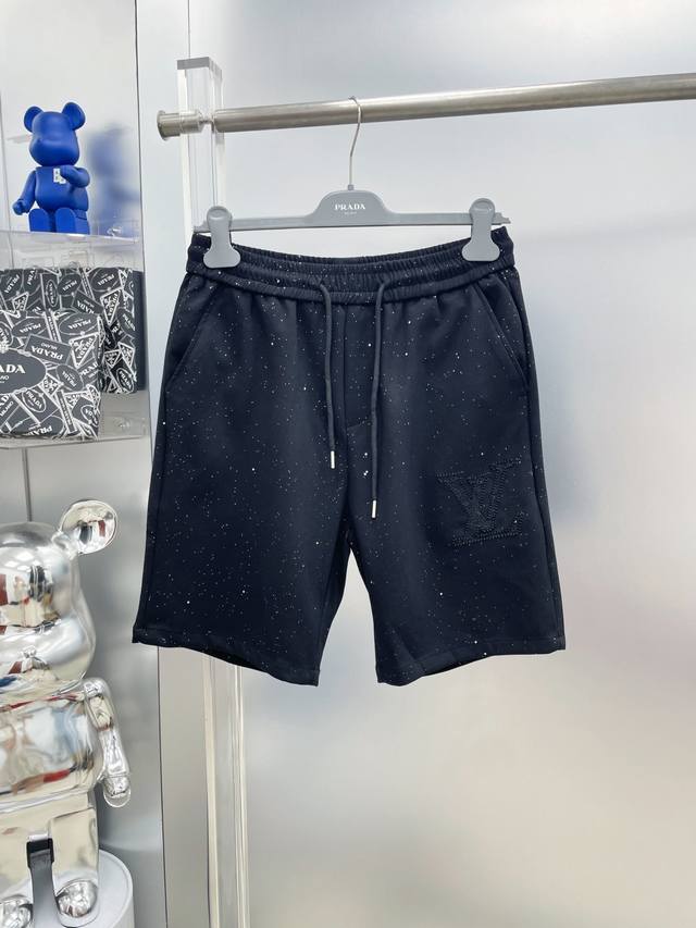 LV 路易 2025Ss春夏字母休闲短裤 Rr 身穿着非常舒适 低调不失奢华 穿出去非常有档次 裤型款式和裁剪亦无需多言 上身精致跃然 尺码：M-3Xl