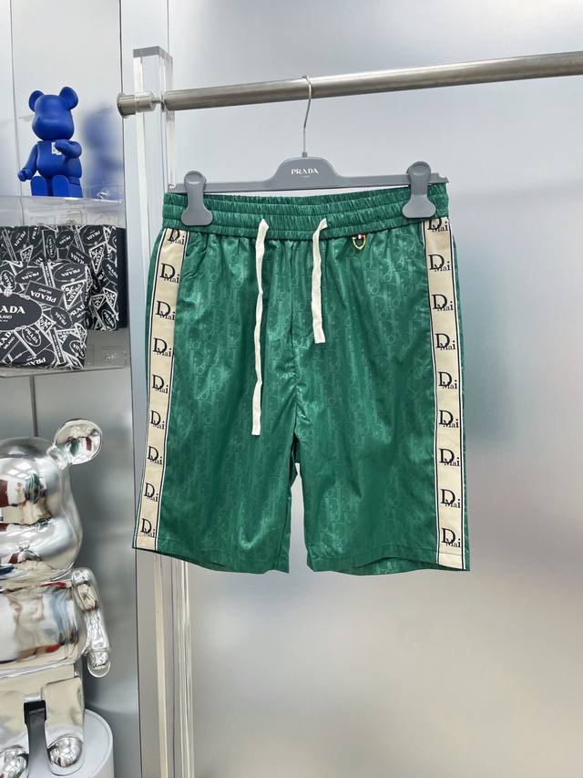 Di*迪 2025Ss春夏字母休闲短裤 Rr 身穿着非常舒适 低调不失奢华 穿出去非常有档次 裤型款式和裁剪亦无需多言 上身精致跃然 尺码：M-3Xl