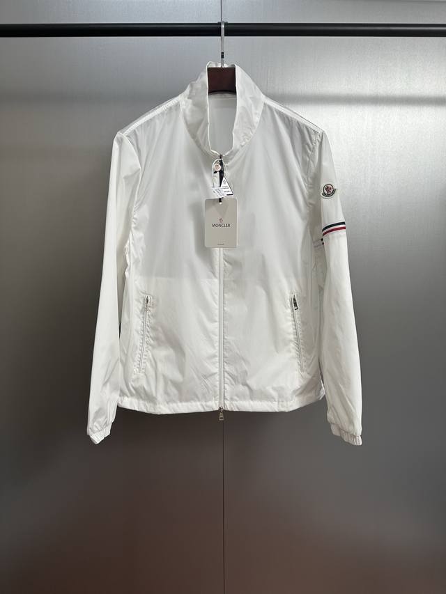 盟可睐 Moncler 蒙口 立领冲锋衣 防泼水 原版面料 过胶涂层防泼水效果，定制面料硬挺微柔且不死板 非市场过胶衣那种非常硬的死板的面料，五金原版定制Log