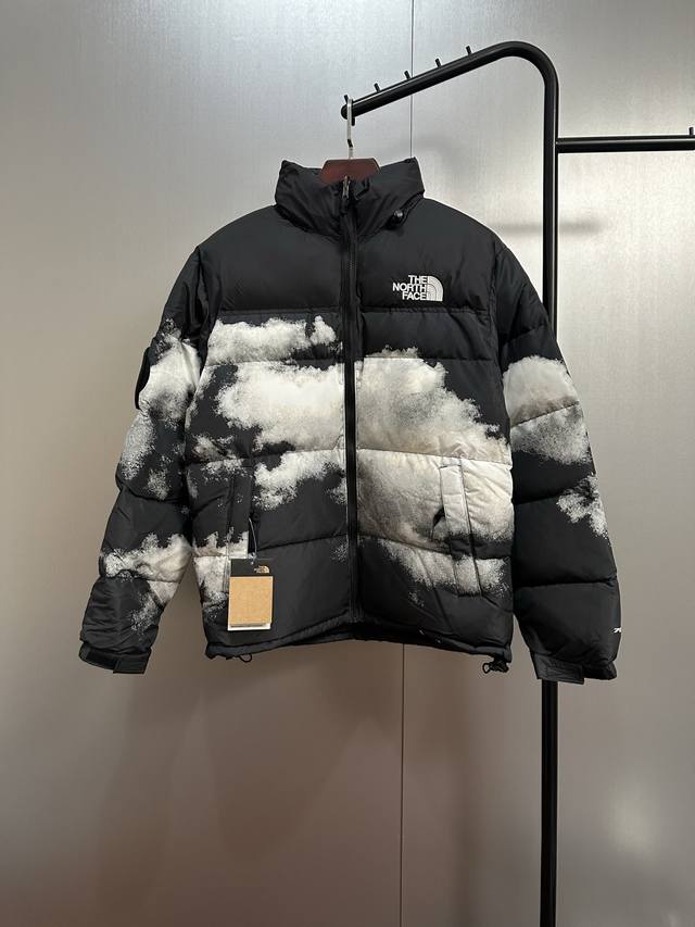 北面1992 30周年经典羽绒服 羽绒：采用了800蓬的鹅绒填充，回弹性好，两层内衬，不跑绒，透绒，提供了很高的保暖效果。 面料：采用日本东丽面料，具备抗污，抗