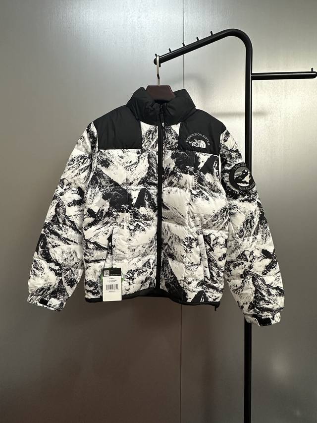 北面雪山 3代经典羽绒服 羽绒：采用了800蓬的鹅绒填充，回弹性好，两层内衬，不跑绒，透绒，提供了很高的保暖效果。 面料：采用日本东丽面料，具备抗污，抗皱，防水
