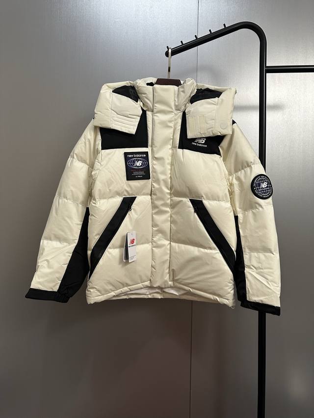 Nb徽章羽绒服 羽绒：采用了800蓬的鹅绒填充，回弹性好，两层内衬，不跑绒，透绒，提供了很高的保暖效果。 面料：采用日本东丽面料，具备抗污，抗皱，防水和防风的特