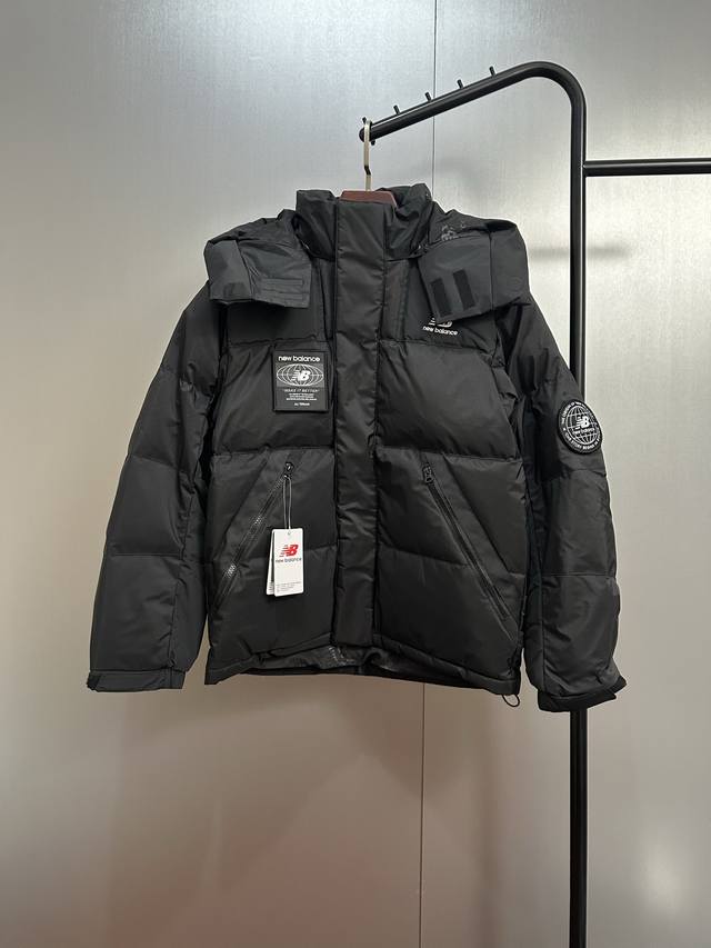 Nb徽章羽绒服 羽绒：采用了800蓬的鹅绒填充，回弹性好，两层内衬，不跑绒，透绒，提供了很高的保暖效果。 面料：采用日本东丽面料，具备抗污，抗皱，防水和防风的特