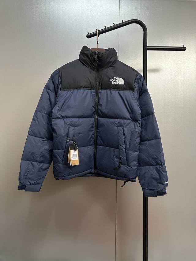 北面1996经典羽绒服 采用了800蓬的鹅绒填充，回弹性好，两层内衬，不跑绒，透绒，提供了很高的保暖效果。 采用日本东丽面料，具备抗污，抗皱，防水和防风的特性，