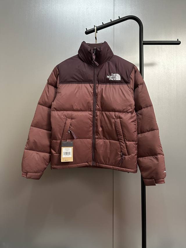 北面1996经典羽绒服 采用了800蓬的鹅绒填充，回弹性好，两层内衬，不跑绒，透绒，提供了很高的保暖效果。 采用日本东丽面料，具备抗污，抗皱，防水和防风的特性，