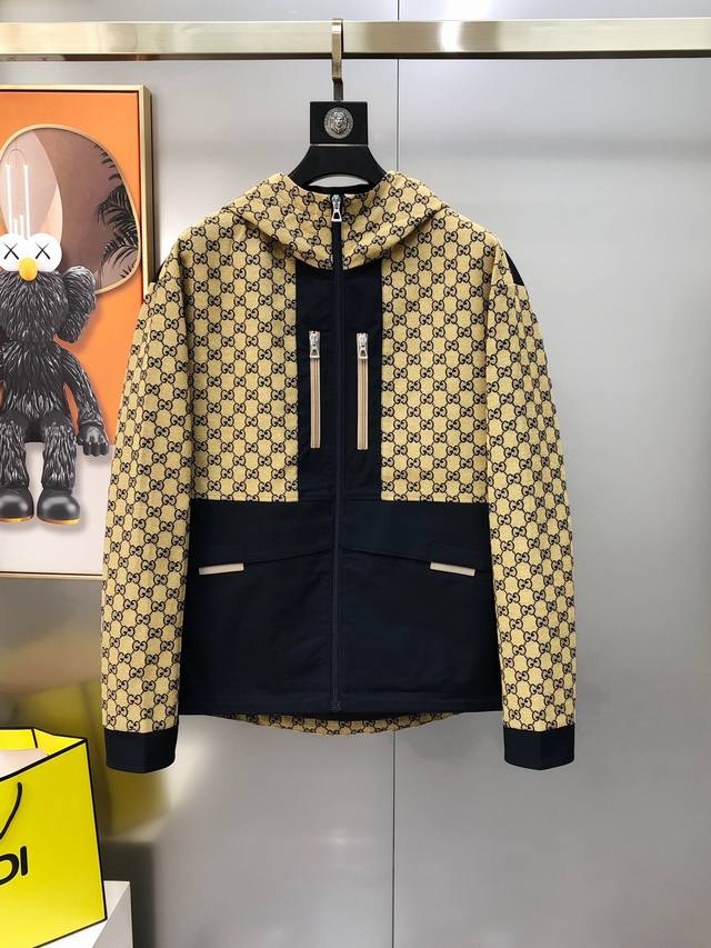 G*Cci 古齐2025早秋新款原单男士连帽夹克 牛仔外套 官网同步售卖 高版本 时尚百搭 爆款提花工艺 胸前绣字母Logo设计 采用原版进口丹东牛仔布纯棉聚酯