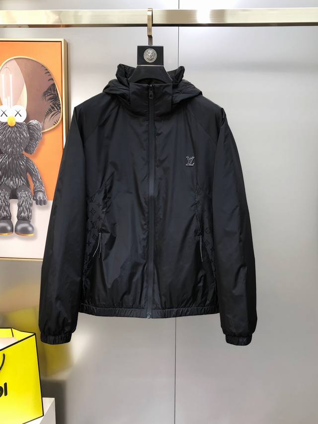 Lv 路易威登2025早秋新款原单男士连帽夹克 薄款棉衣外套 帽子可拆卸 官网同步售卖 高版本 简约时尚百搭 爆款采用原版进口100%聚酯纤维记忆面料 口袋侧边