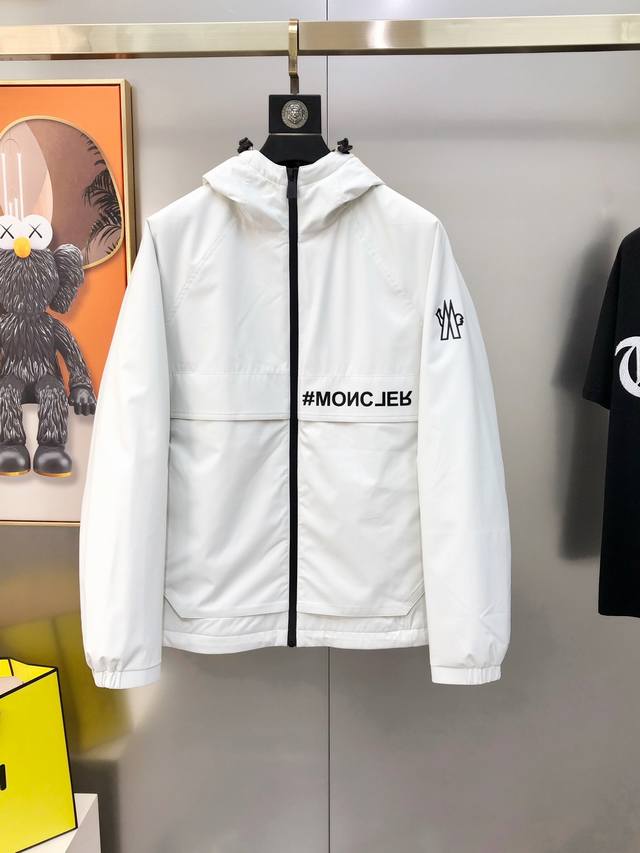 M*Ncler 蒙口2025早秋新款原单男士连帽夹克 薄款棉衣外套 官网同步售卖 高版本 简约时尚百搭 爆款立体印胶字母Logo图案设计 采用原版进口100%聚