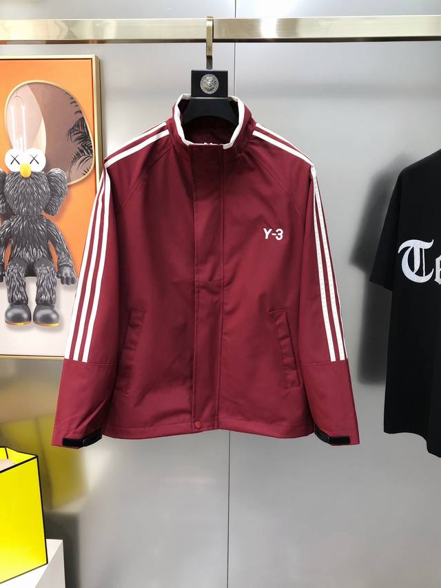 Y3 山本耀司2025新款原单男士风衣夹克外套 官网同步售卖 爆款 拼接织带 简洁时尚百搭 胸前立体刺绣Logo设计 采用原版进口100%聚酯纤维记忆面料 手感