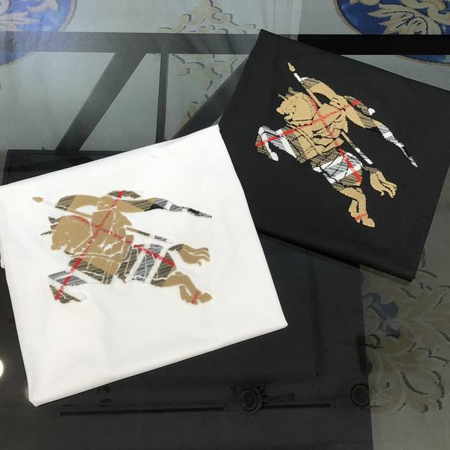 Burbe** 巴宝莉2025春夏新款原单男士圆领短袖T恤 高端定制 时尚百搭 柜台同步售卖 植绒战马Logo图案设计 客供定制进口双丝光棉面料，穿着亲肤舒适