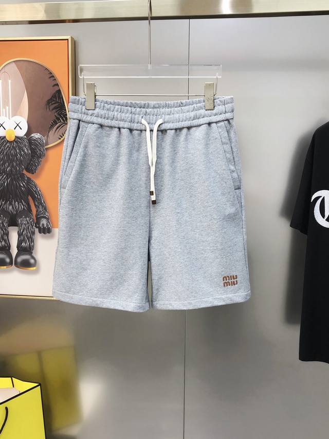 Miumiu2025春夏新款原单男士休闲短裤 柜台同步售卖高版本 高端定制 时尚百搭款刺绣字母Logo设计 定制原版进口100%纯棉面料 进口五金辅料 上身优雅
