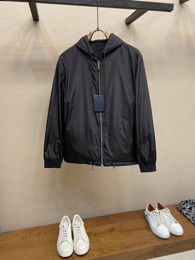 prada、饰织物三角标双面穿夹克 正面面料选择： 选用品牌标志性的再生尼龙面料，与传统尼龙性能相当，具备高强度，抗撕裂，耐磨损等特性。其质地轻盈，同时又具备防