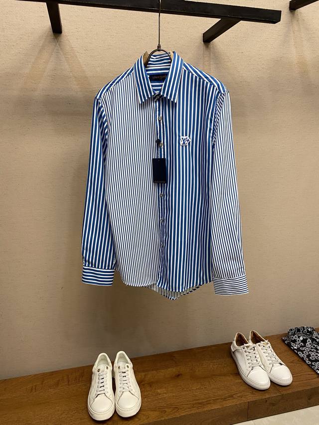 p2601V、25Ss拼缝条纹衬衫，正品13400购入 定制平纹压纹面料，75D衬布，模板刺绣，布匹直喷，定制1：1亮片纽扣，定制1：1尾竹，定制1：1章仔，定