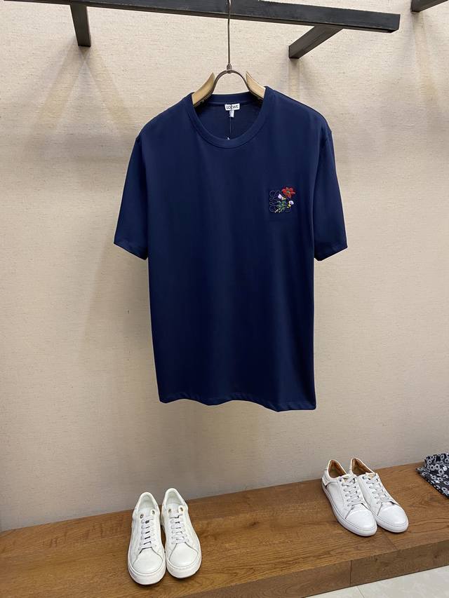 Loewe，小红花徽标刺绣短袖 原,800购买；轻盈棉质T恤、胸前设有混纺纱花卉刺绣、宽松版型、标准长度、圆领设计 # 轻盈质地纯棉质面料 采用15S精棉平纹，