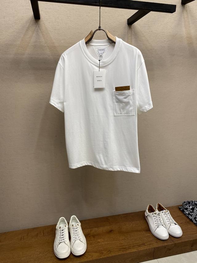 Bottrga Veneta Bv菱格皮标口袋短袖 原,700购买；棉质针织面料、编织绒面革贴饰、袖口隐藏式字母刺绣、常规圆领版型、全套辅料配备 温馨提示：由于