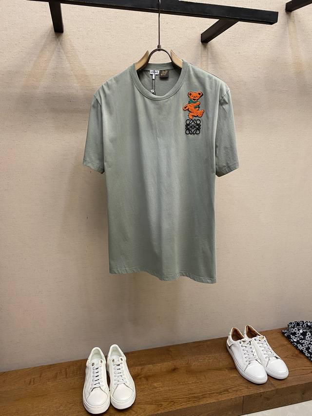 Loewe，跳舞熊绣花圆领短袖 原,200购买；轻质棉质T恤、宽松版型、标准长度、圆领设计、胸前饰有小熊毛巾布刺绣、立体徽标图案、洗水做旧、全套辅料配备 # 轻