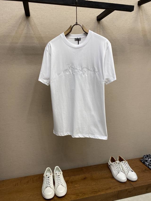 Dior，Dr 联名谢幕刺绣圆领短袖 发售色系：黑色、白色 原,500购买；棉质平纹针织面料、Lewis Hamilton 刺绣图案、罗纹圆领、宽松版型、新款联