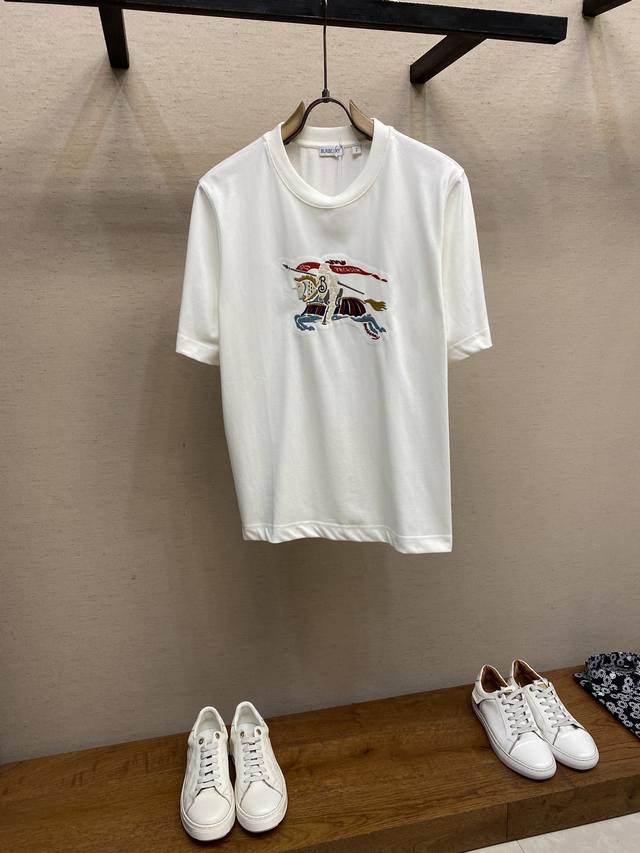 Bbr 彩色骑兵刺绣圆领短袖 发售色系：黑色、白色 原,500购买；纯棉平织棉面料、缤纷马术徽标刺绣、休闲版型、罗纹针织领口、全套辅料配备 # 纯棉质面料材质