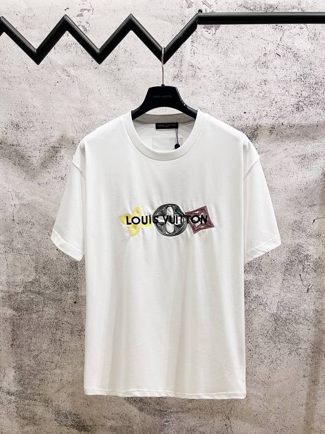 Louis Vuitton*路易威登 Lv三花字母刺绣短袖T恤 定制280克32支全棉双纱紧密爽滑面料 布面干净 布纹清晰 手感非常细腻扎实 更加力挺 舒适透气