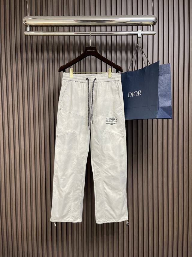 Mm6 2025Ss新款数字印花阔腿机能风卫裤。完全能够横跨不同年龄阶段搭配，买它绝对不会错！这款卫裤采用密织面料拼接而成，面料色泽纯正，质感顺滑挺括且抗皱，穿