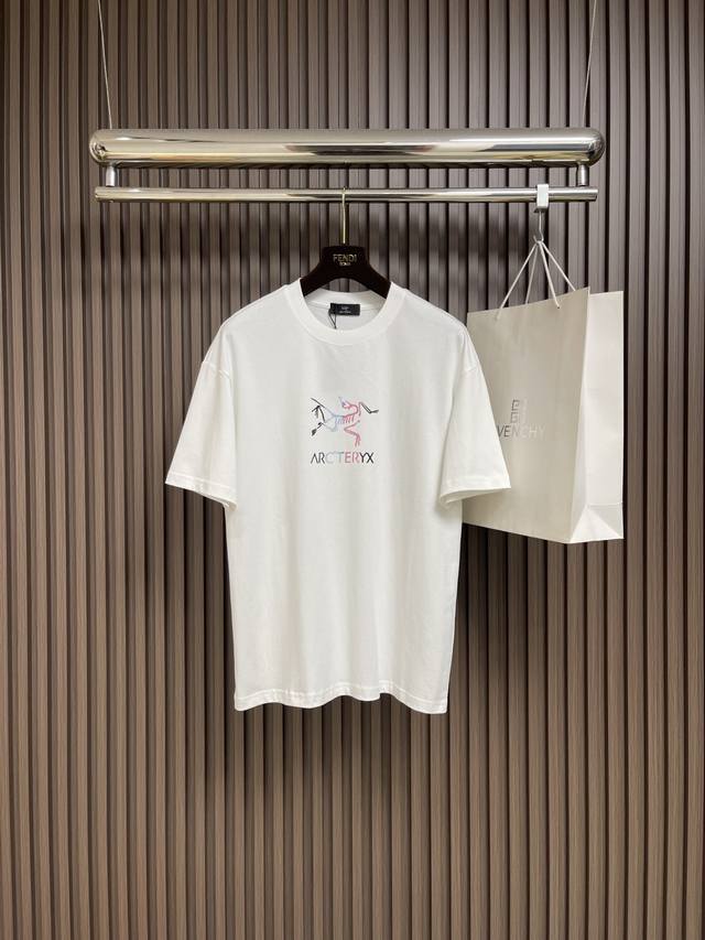 整套 Arcteryx 始祖鸟2025Ss新款圆领T恤短裤套装，经典Logo标识印花视觉冲击力时尚感强！260G纯棉面料柔软舒适！手感舒适透气．微宽松版型．高级