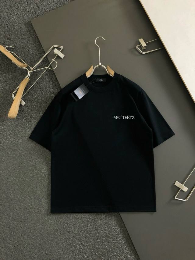 Arc 2025Ss春夏最新款圆领时尚短袖T恤，官网同步，专柜纯棉面料！贴肤舒适，耐看又好穿，经典简约Logo设计，原厂工艺一丝不苟，型男必备单品 码数M-3X