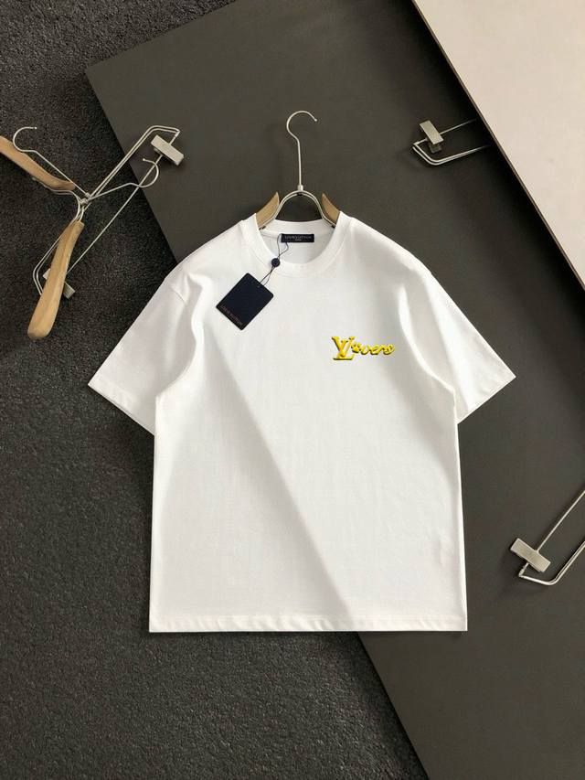 LV 2025Ss春夏最新款圆领时尚短袖T恤，官网同步，专柜纯棉面料！贴肤舒适，耐看又好穿，经典简约Logo设计，原厂工艺一丝不苟，型男必备单品 码数M-3Xl