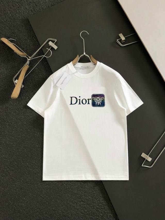 Cd 2025Ss春夏最新款圆领时尚短袖T恤，官网同步，专柜纯棉面料！贴肤舒适，耐看又好穿，经典简约Logo设计，原厂工艺一丝不苟，型男必备单品 码数M-3Xl