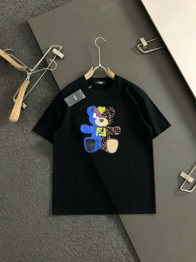 Fd 2025Ss春夏最新款圆领时尚短袖T恤，官网同步，专柜纯棉面料！贴肤舒适，耐看又好穿，经典简约Logo设计，原厂工艺一丝不苟，型男必备单品 码数M-3Xl