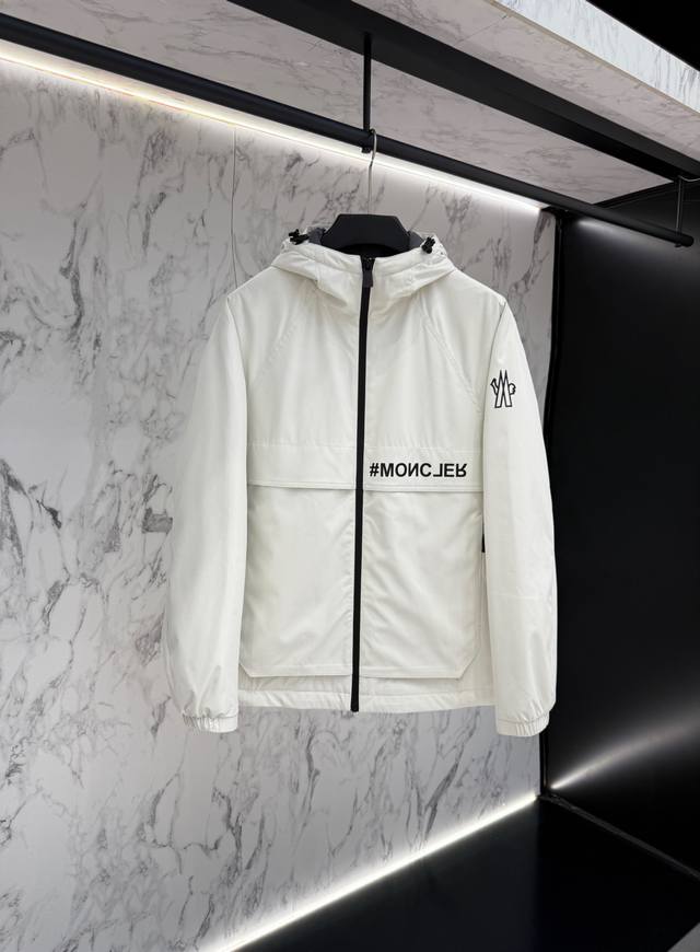 主推 Moncler 棉服 秋款2025最新款时尚设计师款夹克外套.处处细节显工艺足够的高级 结构性剪裁的设计改变来展现男士多样的形象变化，修身利落、剪裁合体，