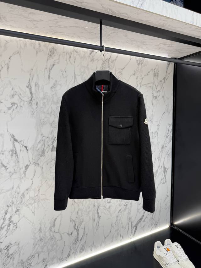 主推 Moncler 羽绒服2025最新款时尚设计师款羽绒外套.处处细节显工艺足够的高级 结构性剪裁的设计改变来展现男士多样的形象变化，修身利落、剪裁合体，满足