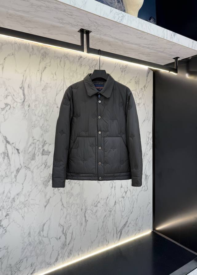 主推 Lv 2025最新款时尚设计师款棉服外套.处处细节显工艺足够的高级 结构性剪裁的设计改变来展现男士多样的形象变化，修身利落、剪裁合体，满足时下正流行的多层