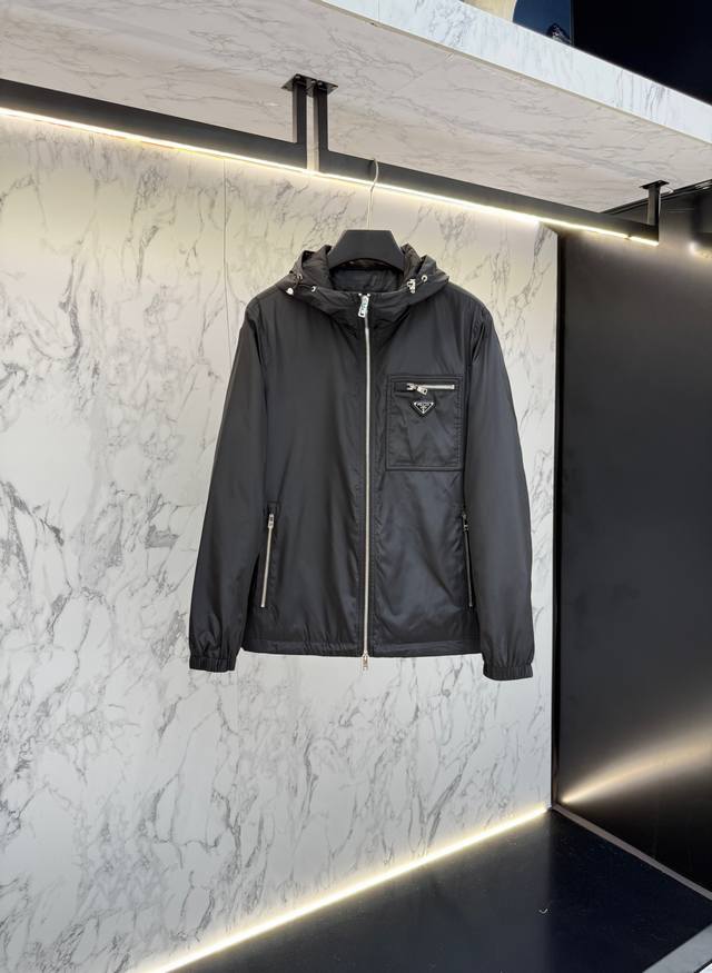 主推 prada 秋款2025最新款时尚设计师款夹克外套.处处细节显工艺足够的高级 结构性剪裁的设计改变来展现男士多样的形象变化，修身利落、剪裁合体，满足时下正