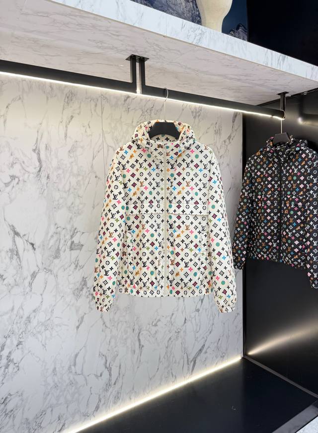 主推 Lv 秋款2025最新款时尚设计师款夹克外套.处处细节显工艺足够的高级 结构性剪裁的设计改变来展现男士多样的形象变化，修身利落、剪裁合体，满足时下正流行的