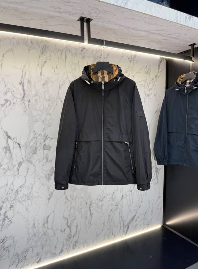 主推 Bur Berry 秋款2025最新款时尚设计师款夹克外套.处处细节显工艺足够的高级 结构性剪裁的设计改变来展现男士多样的形象变化，修身利落、剪裁合体，满